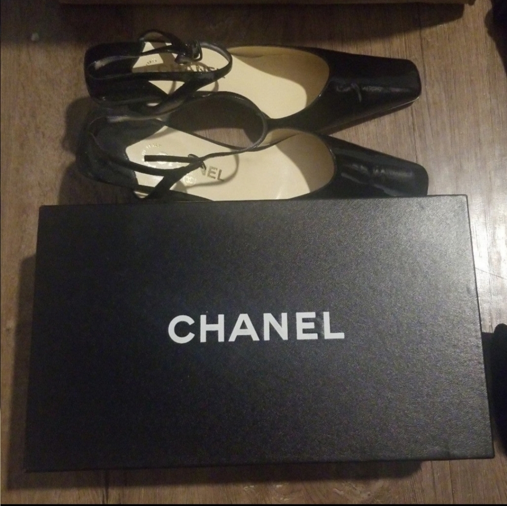 CHANEL Vintage patent heels sz 38 / 7.5 Authentic